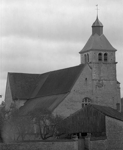 Façade occidentale avec nef, bas-côté et clocher.