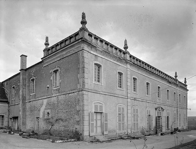 L'un des deux corps de bâtiments principaux. Façade latérale et façade antérieure.