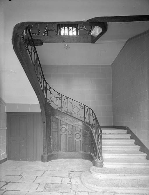 Escalier intérieur (au centre du corps de façade).