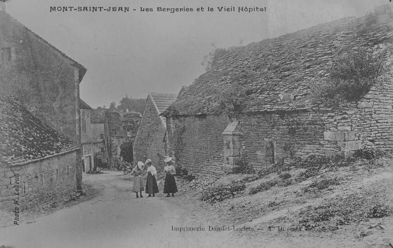 Les bergeries et le vieil hôpital.