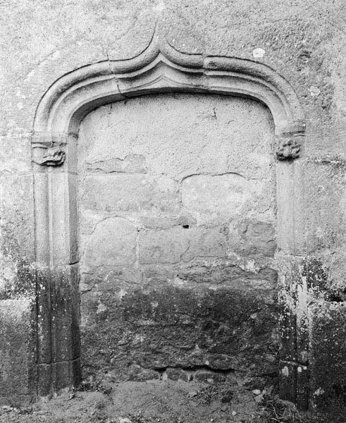 Porte latérale droite murée dans la nef.