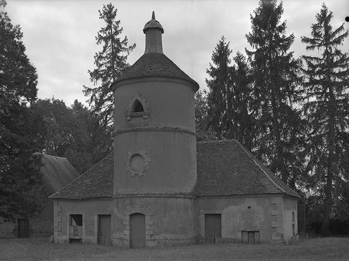 Chenil et colombier.