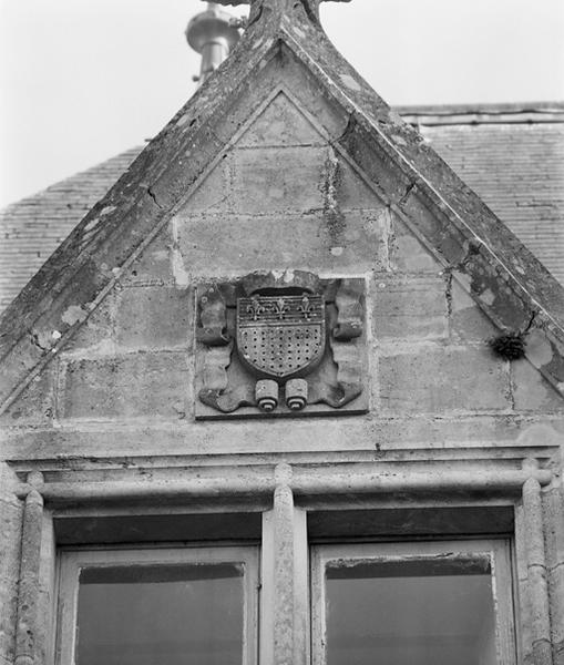 Détail des armoiries sur le corps de logis, le long de la route.