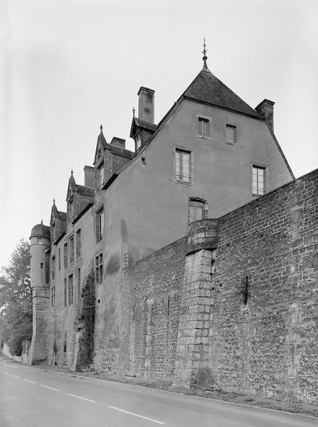 Le corps de logis vu de la route.