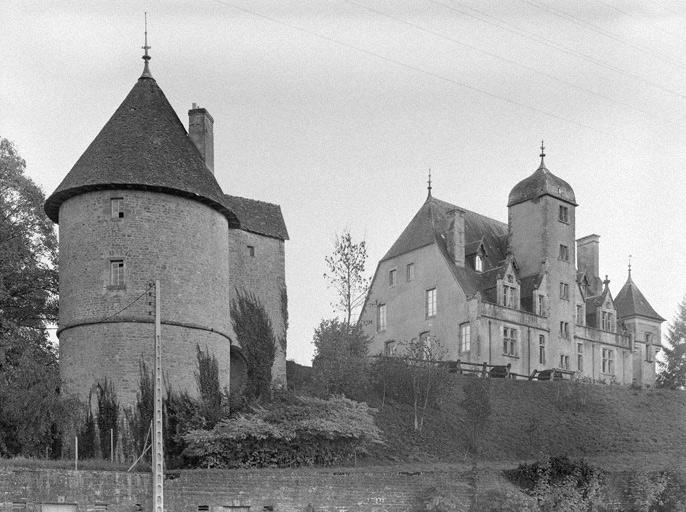 Le corps de logis et la tour d'angle vu côté canal.