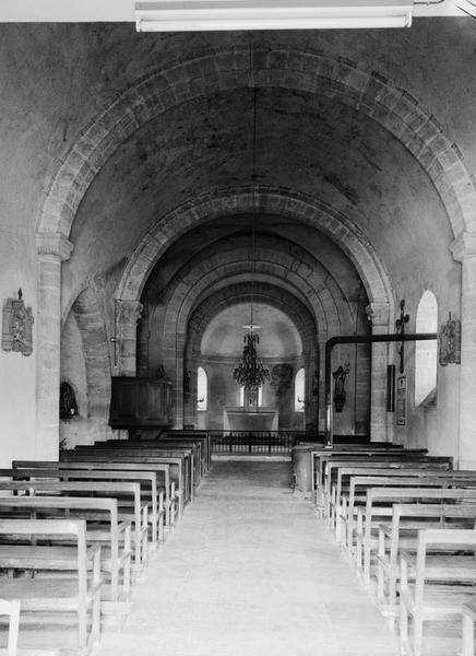 La nef et le choeur depuis l'entrée.