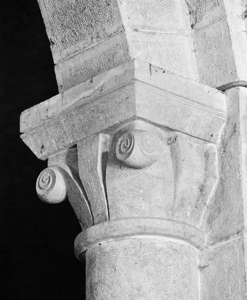 Détail du chapiteau de la troisième colonne de droite de la nef.