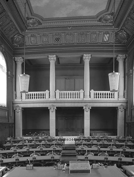 Vue d'ensemble de la tribune réservée au public avec comme décor les armes des chefs lieux de cantons. De gauche à droite : Montigny-ssur-Aube, Montbard, RF, Mirebeau-sur-Bèze, Grancey-le-Château, Genlis, Saint-Jean-de-Losne, Saint-Seine-l'Abbaye, Précy-sous-Thil, Baigneux-les-Juifs, RF, Saulieu (?)