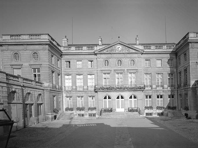 Vue d'ensemble de la façade sur cour