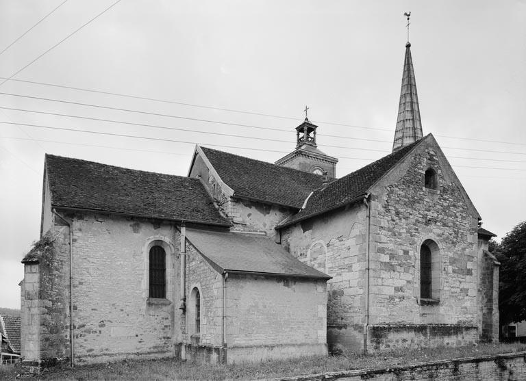 Choeur, sacristie et chapelle gauche.