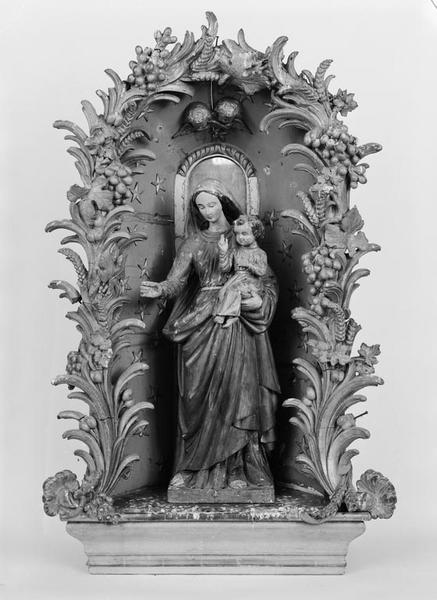 Vierge à l'Enfant sous un baldaquin.