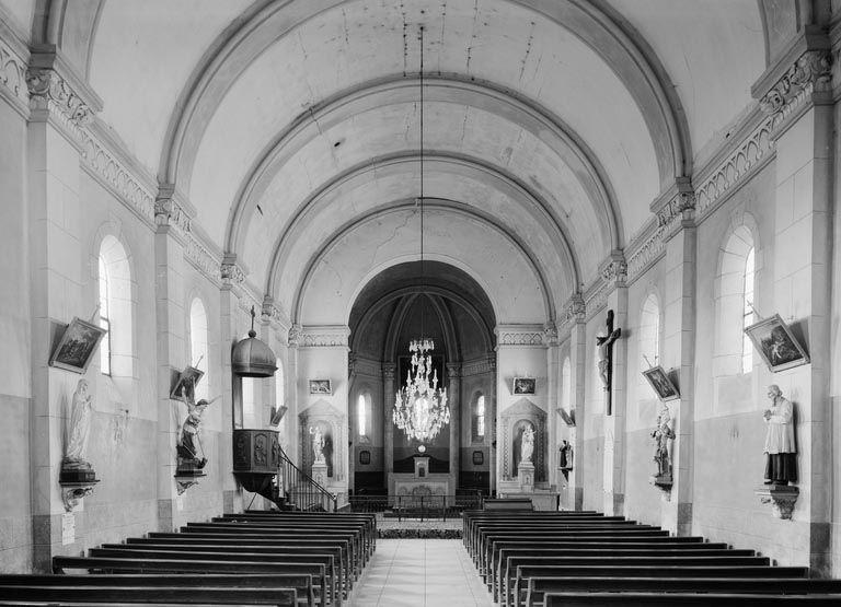 Vue d'ensemble de l'intérieur, depuis l'entrée.