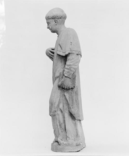 Vue de profil gauche.
