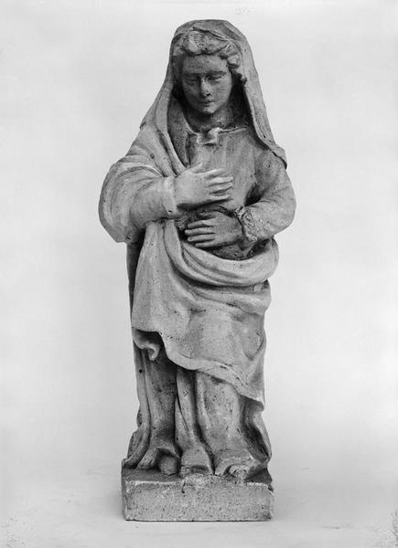 Vue de face de la Vierge deuillante.
