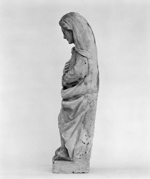 Vue de profil gauche de la Vierge deuillante.