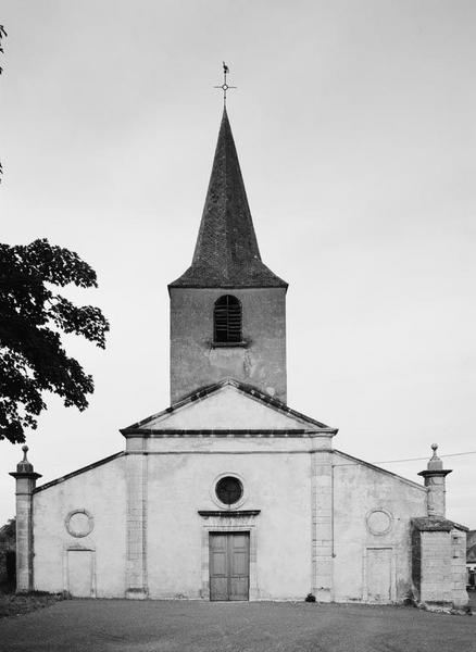 Vue d'ensemble de la façade.