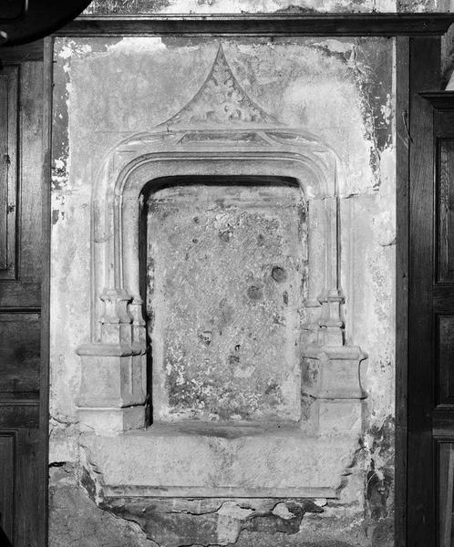 Lavabo de la chapelle latérale droite.