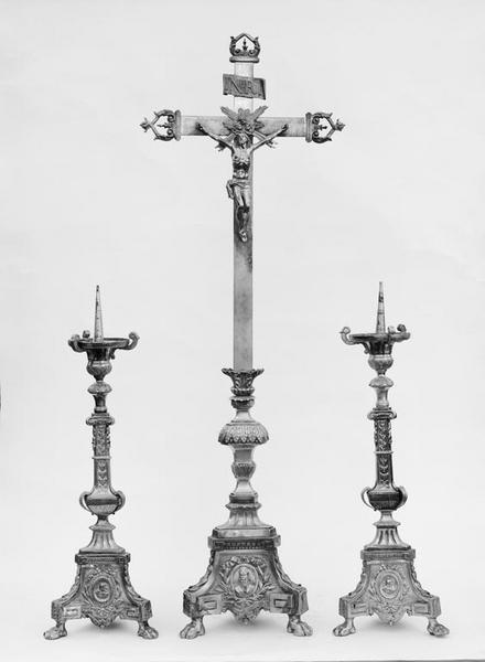 Parement d'autel, croix d'autel, 6 chandeliers d'autel