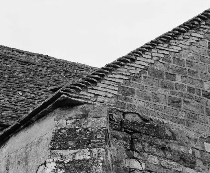 Détail du toit de la chapelle droite.