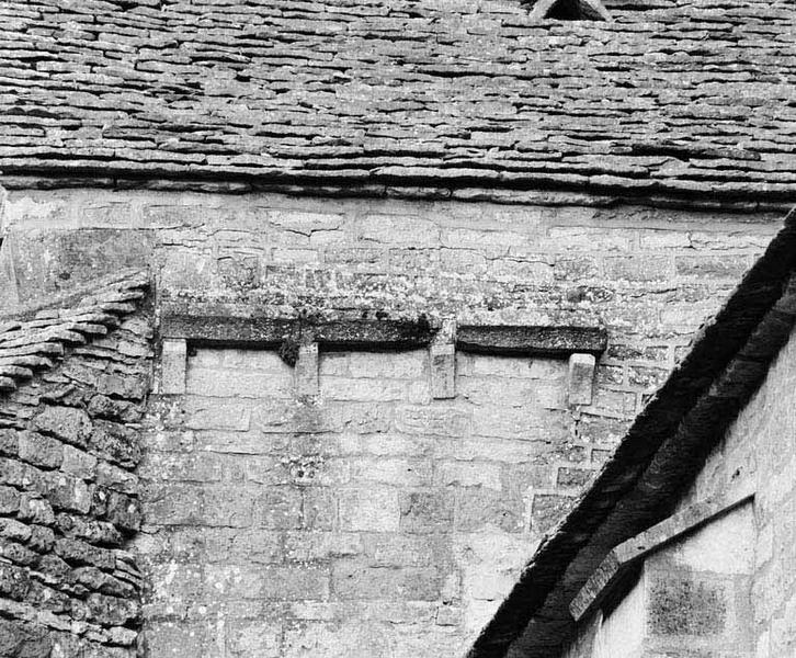 Détail du mur antérieur de la chapelle gauche.