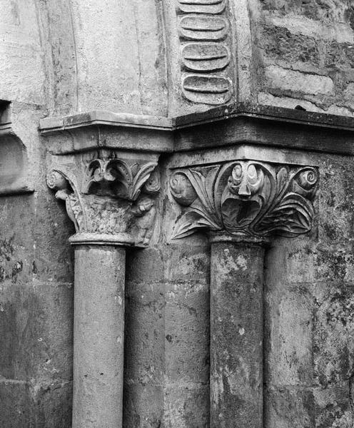 Chapiteaux des colonnes droites du portail.