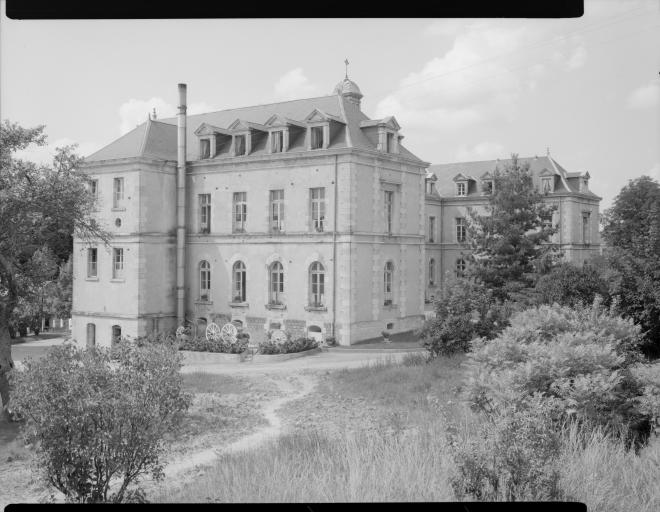 Elévation antérieure prise de trois-quarts.