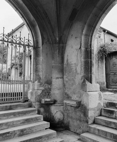 Angle antérieur gauche du porche.