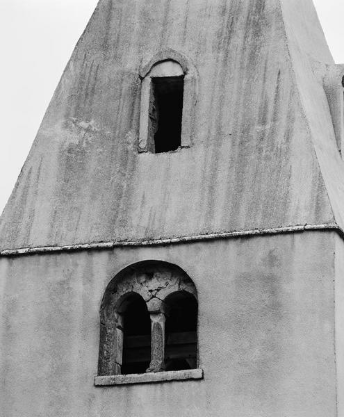 Détail des baies antérieures du clocher.