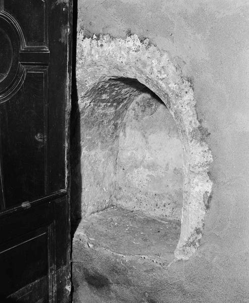 Lavabo du mur droit du choeur.