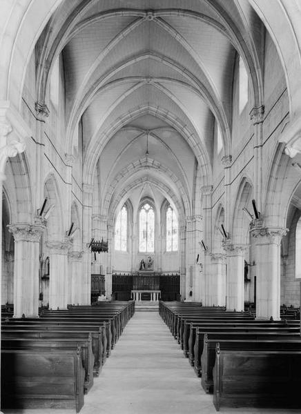 Vue d'ensemble de l'intérieur, depuis l'entrée.