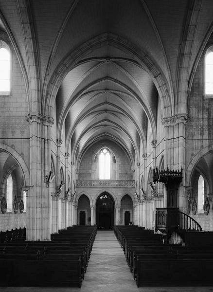 Vue d'ensemble de l'intérieur, depuis le choeur.