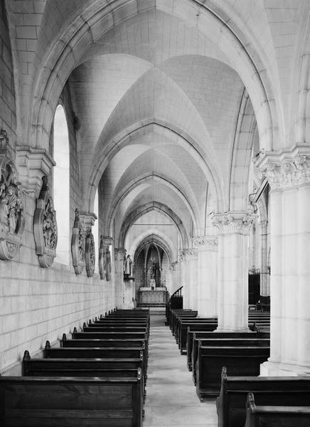 Bas-côté gauche, depuis le mur antérieur.