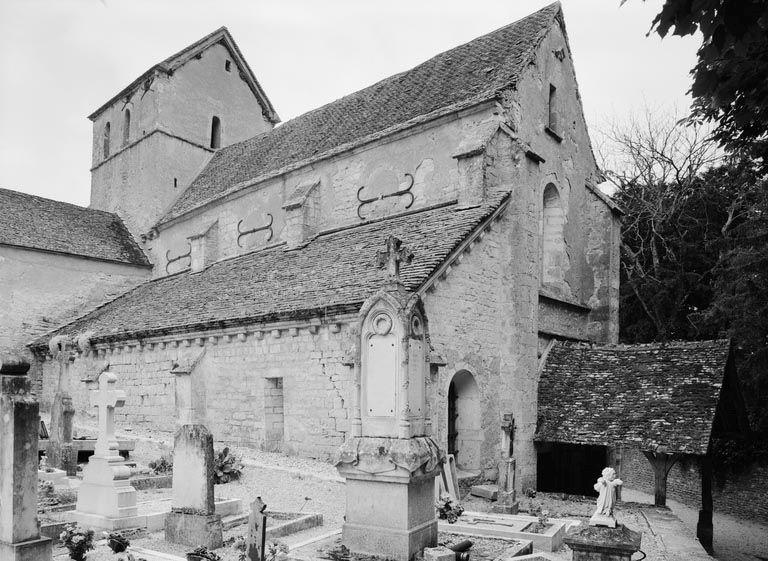 Vue d'ensemble prise du nord-ouest : élévation latérale gauche et porche.