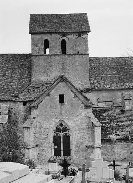 La chapelle droite et le clocher, vue prise du sud-est.