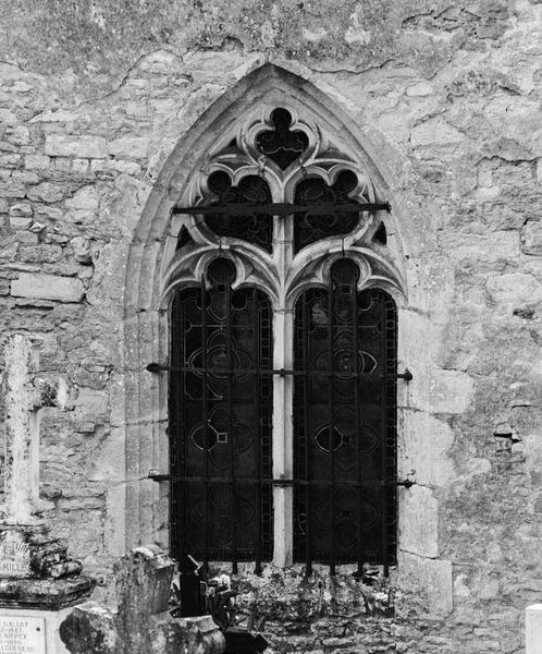 La chapelle droite, mur droit : détail de la fenêtre.