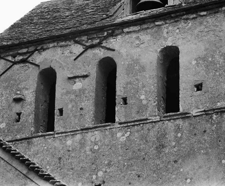 Le clocher, mur droit : détail des baies de l'étage des cloches.