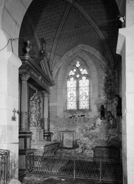 Chapelle latérale droite : vue d'ensemble prise de 3/4 droit.