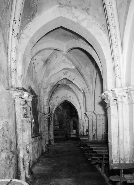 Bas-côté gauche, vue prise du revers de façade.