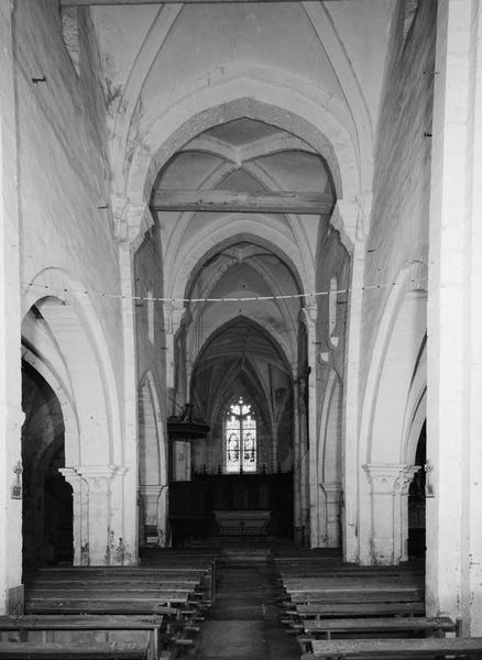 La nef et le choeur : vue prise de l'entrée.