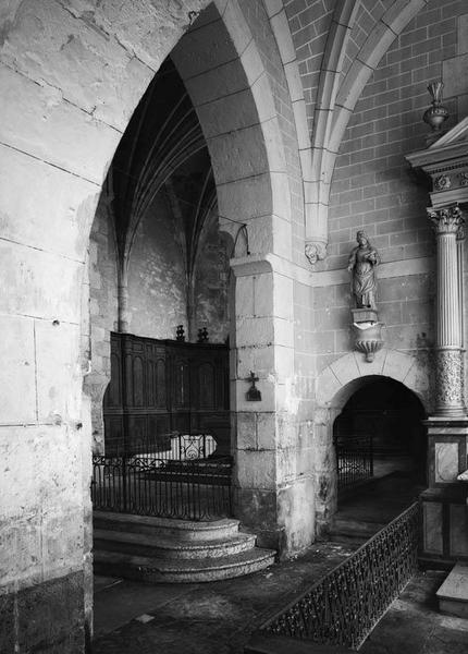 Arcade latérale droite du choeur, vue prise du bas-côté droit.