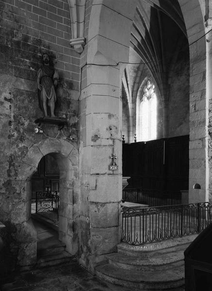 Arcade latérale gauche du choeur, vue prise du bas-côté gauche.