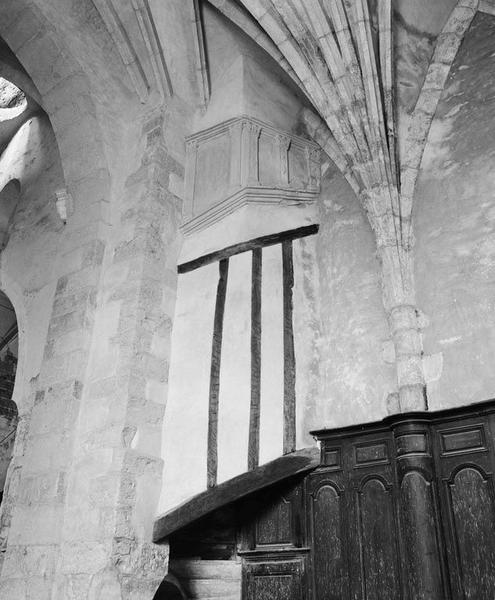 Détail de la cage d'escalier du clocher dans le choeur.