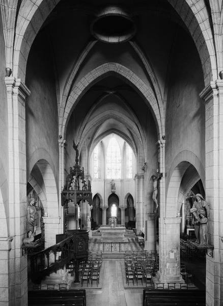 Nef, vue depuis l'entrée.