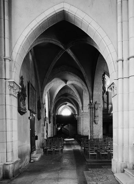 Bas-côté droit, vu depuis le transept.