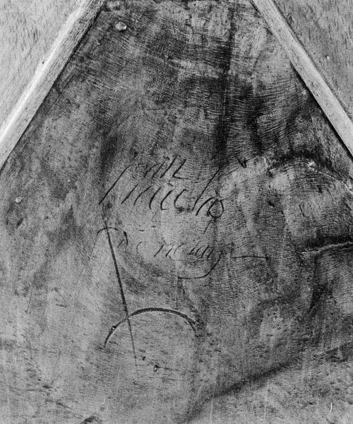 Détail de la signature sur le panneau central du battant gauche.