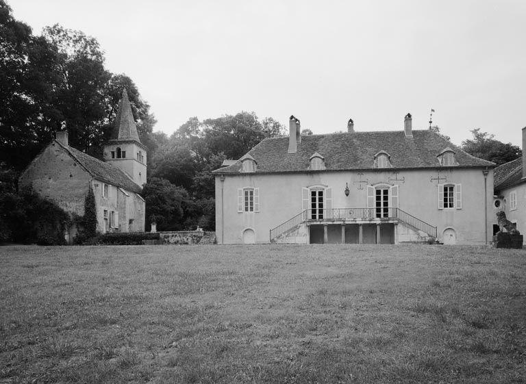 Vue d'ensemble de la maison et de la chapelle.