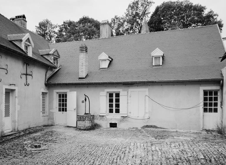 Vue de la cour intérieure de trois quarts gauche.