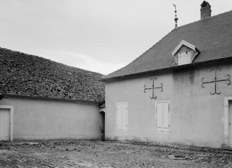 Vue de la cour intérieure de trois quarts droit.