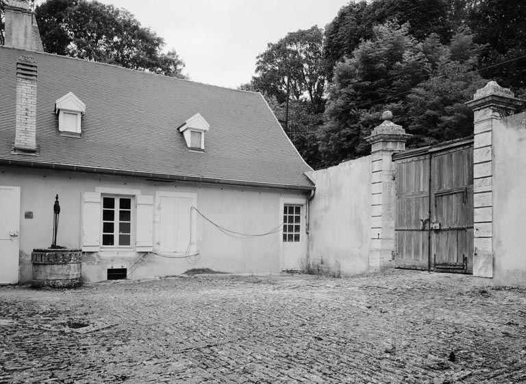 Vue de l'angle intérieur droit de la cour intérieure.