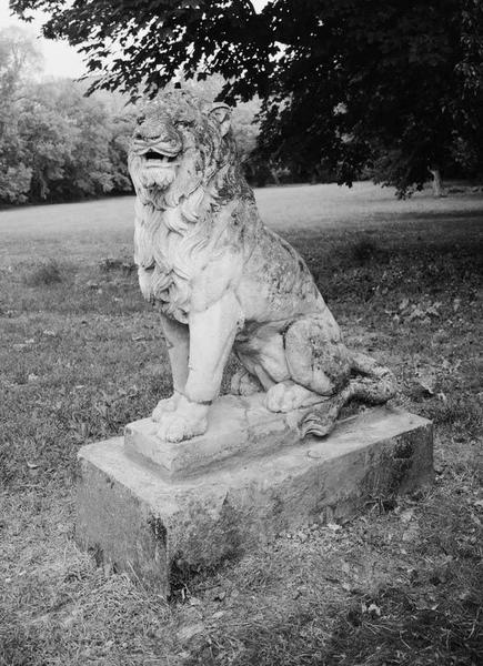 Statue d'un lion dans le parc.